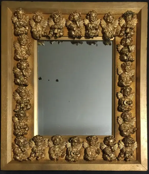 Foto de um(a) Espelho Anjinhos Dourados Anos 2000, da categoria de Espelhos. Moldura em madeira dourada e passe-partout com 22 baby anjos em resina também em dourado. Espelho original da moldura,... Vendido no marketplace Trésors.