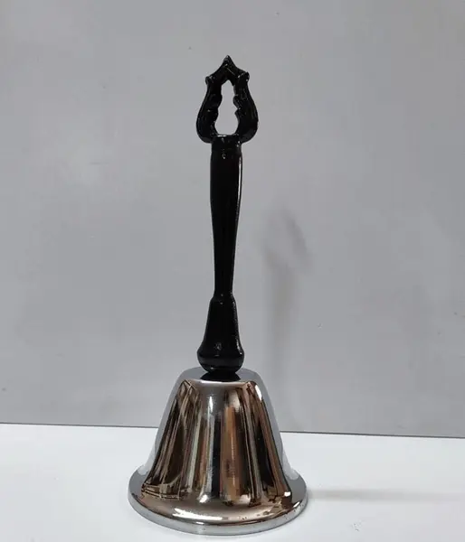 Foto de um(a) Sineta de Mesa em Ferro e Madeira, Década de 1980, da categoria de Outros objetos decorativos. Sineta grande de mesa em ferro niquelado e cabo em madeira ebanizada com suporte em latão, década de 1980. A: 27,5 cm /... Mostrado de uma perspectiva diferente. Vendido no marketplace Trésors.