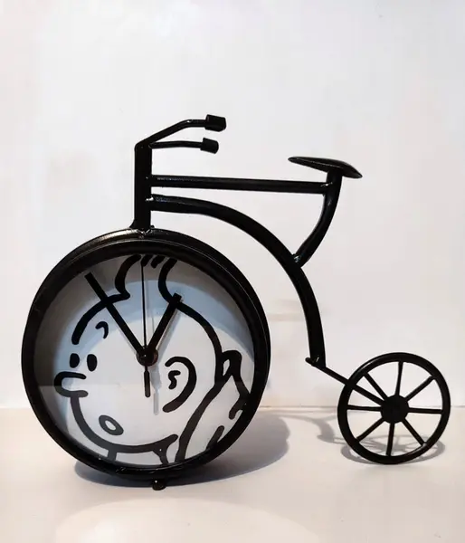 Foto de um(a) Relógio Quartzo Bike Tintim, da categoria de Relógios de mesa. Bike tintin com relógio quartzo. Divertido e colecionável, peça única. A: 21,5 cm / L: 28 cm / P: 6 cm peso: 463 g. Mostrado de uma perspectiva diferente. Vendido no marketplace Trésors.