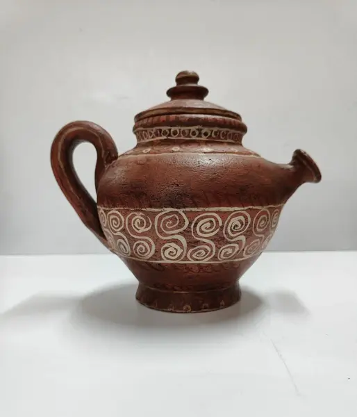 Foto de um(a) Bule ou Jarro em Terracota Pintado a Mão, Ano 2000, da categoria de Jarros. Bule/jarro em terracota pintado a mão com inspiração em achados arqueológicos do sec. ii, dc. Peça única autor: marcelus... Mostrado de uma perspectiva diferente. Vendido no marketplace Trésors.