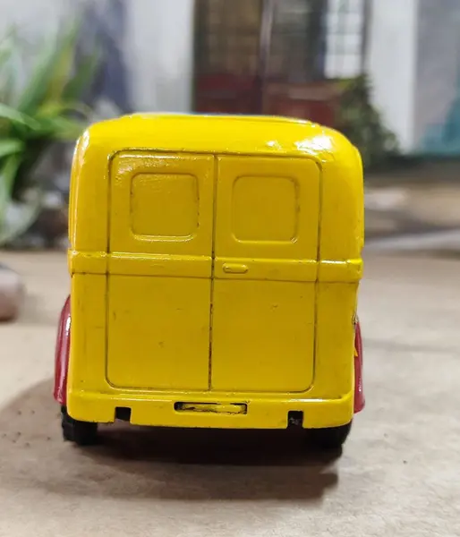 Foto de um(a) Mini Furgão Chevrolet, Modelo 1937, Escala 1/24, Anos 80, da categoria de Modelos de carros. Miniatura de furgão chevrolet, modelo 1937 para entrega delivery, escala 1/24. Fabricado pela atl nos anos de 1980. Pneus de... Mostrado de uma perspectiva diferente. Vendido no marketplace Trésors.