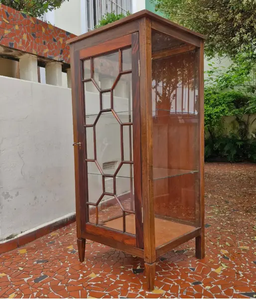 Foto de um(a) Cristaleira vitrine antiga em madeira maciça, da categoria de Cristaleiras. Belíssima e elegante cristaleira vitrine antiga, confeccionada em madeira de lei maciça com tonalidade escura e veios... Mostrado de uma perspectiva diferente. Vendido no marketplace Trésors.