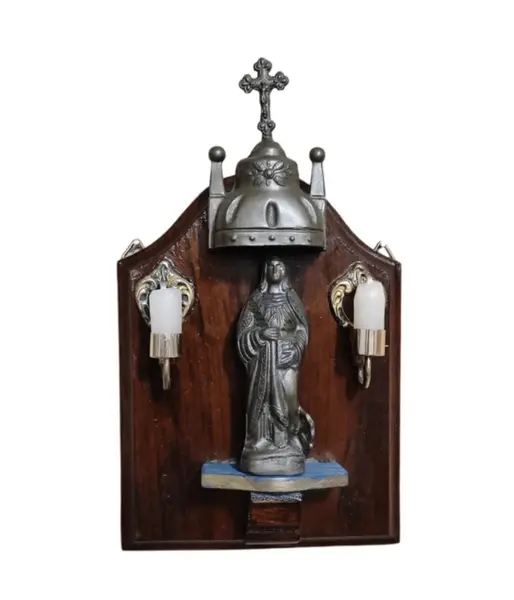 Foto de um(a) Oratório de parede em imbuia, acompanha imagem de santa catarina, da categoria de Objetos religiosos e espirituais. Oratório de parede em madeira de imbuia envernizada, dossel em antimônio com acabamento de pátina bronze. laterais com... Mostrado de uma perspectiva diferente. Vendido no marketplace Trésors.
