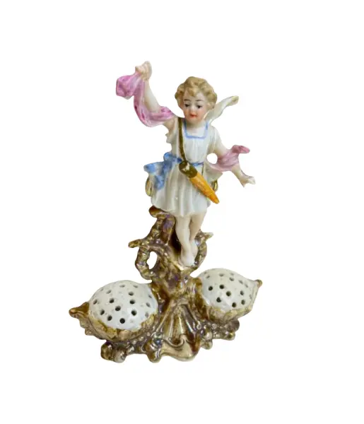 Foto de um(a) ​Delicado e raro paliteiro alemão Art Nouveau, da categoria de Paliteiros. Delicado e raro paliteiro alemão Art Nouveau, do séc XIX, em porcelana policromada, representando Cena de Arcanjo Sobre... Vendido no marketplace Trésors.