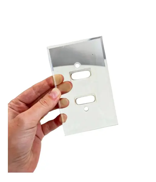 Foto de um(a) ​Espelho de tomada em cristal bisotê, da categoria de Metais, louças e acessórios. Espelho de tomada em cristal bisotê sem parafusos. Mínimos bicados nos cantinhos. Medidas: 12,5x8cm. Vendido no marketplace Trésors.