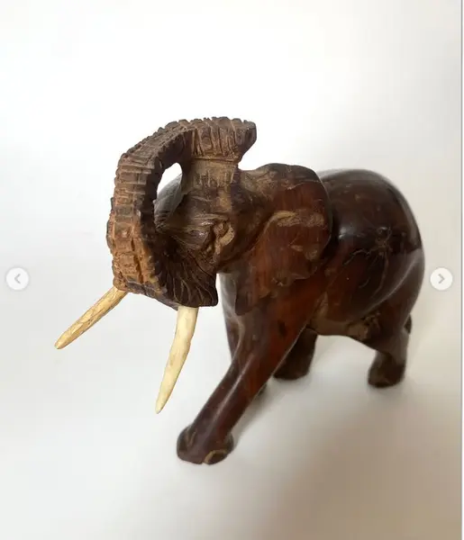 Foto de um(a) Elefante decorativo em madeira, da categoria de Escultura. Elefante decorativo esculpido em madeira. *Contém avaria em uma das orelhas, como mostra a foto. Mede: 17 x 15cm. Mostrado de uma perspectiva diferente. Vendido no marketplace Trésors.