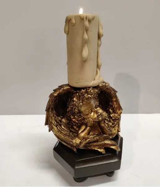 Foto de um(a) Castiçal Anjo em Resina Italiana e Imbuia, Década de 1990, da categoria de Castiçais. Castiçal de anjo com asas em resina italiana com pátina ouro envelhecida e base sextavada em imbuia, década de 1990. *não... Mostrado de uma perspectiva diferente. Vendido no marketplace Trésors.