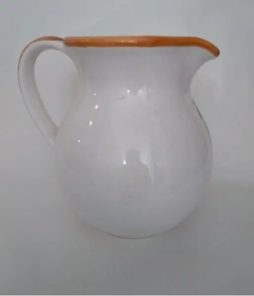 Foto de um(a) Jarra em Porcelana Italiana, Déc. 1980, da categoria de Garrafas, potes e jarros. Jarra em porcelana italiana policromada, motivo uvas, década de 1980. A: 21cm / D: 15cm Peso: 1150g. Mostrado de uma perspectiva diferente. Vendido no marketplace Trésors.