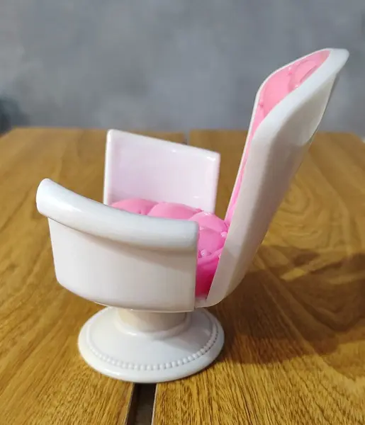 Foto de um(a) Mini Cadeirinha Pink Barbie, Década de 1990, da categoria de Modelos e estatuetas. Miniatura de cadeira em acrílico rosa com capitone e estrutura giratória na cor bege, década de 1990 h: 12,4 cm l: 10,6 cm... Mostrado de uma perspectiva diferente. Vendido no marketplace Trésors.