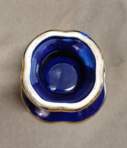 Foto de um(a) Castiçal em Porcelana Azul Cobalto com Filete Dourado, Década de 1940, da categoria de Castiçais. Castiçal em porcelana azul cobalto com filete dourado. Podendo ser usados dos dois lados, década de 1940 A: 6 cm Diâmetro... Mostrado de uma perspectiva diferente. Vendido no marketplace Trésors.