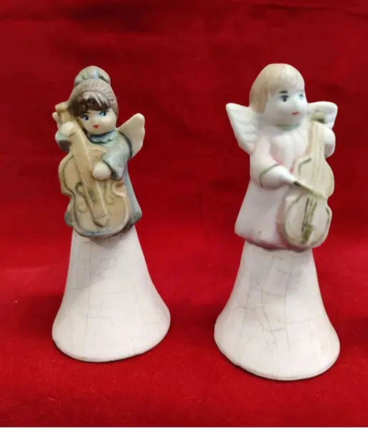 Foto de um(a) Combo 4 Sinetas Anjinhos em Cerâmica, da categoria de Outros colecionáveis. Combo de sinetas de mesa com anjos de porcelana na haste, sino em cerâmica branca craqueladas e badalo com pérola e corrente... Mostrado de uma perspectiva diferente. Vendido no marketplace Trésors.