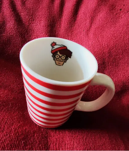 Foto de um(a) Canequinha Wheres Wally, Década de 2000, da categoria de Canecas. Where's wally. Série de livros criados por martin handford em 1980. Sempre perdido e perdendo seus pertences. Caneca em... Mostrado de uma perspectiva diferente. Vendido no marketplace Trésors.