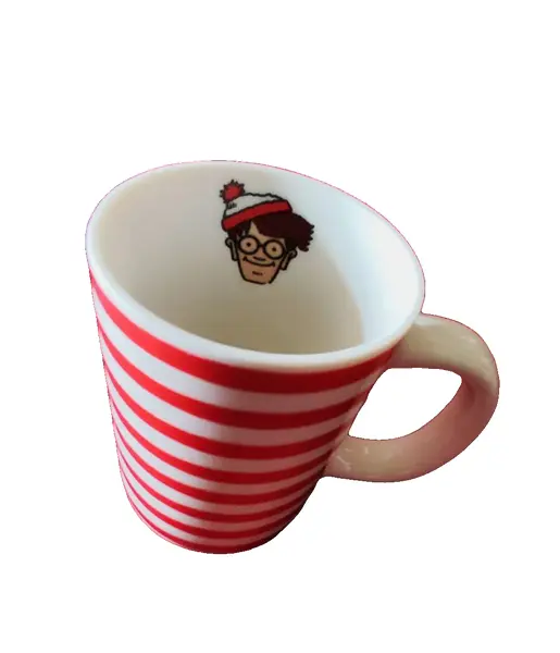 Foto de um(a) Canequinha Wheres Wally, Década de 2000, da categoria de Canecas. Where's wally. Série de livros criados por martin handford em 1980. Sempre perdido e perdendo seus pertences. Caneca em... Vendido no marketplace Trésors.