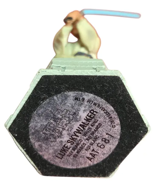 Foto de um(a) Peça De Xadrez Star Wars Luke Skywalker - Pintada À Mão, da categoria de Figuras de ação. Esta é uma oportunidade única para adquirir uma peça de reposição ou colecionável do icônico xadrez oficial de Star Wars.... Mostrado de uma perspectiva diferente. Vendido no marketplace Trésors.