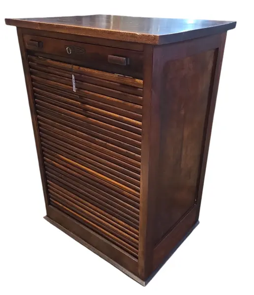 Foto de um(a) Arquivo Xerife Centenário em Imbuia Maciça, da categoria de Arquivos e Gaveteiros. Apresentamos uma peça histórica de imponente presença: um Arquivo Xerife original do início do século XX. Construído... Vendido no marketplace Trésors.