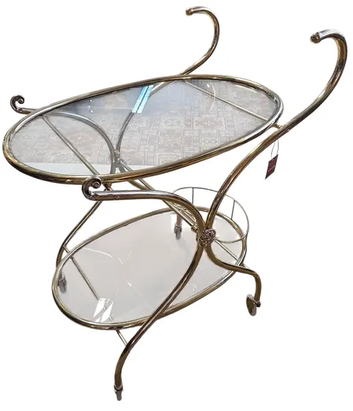 Foto de um(a) Carrinho de Chá Italiano – Bronze e Latão com Vidro Temperado, da categoria de Carrinhos de bar e auxiliares. Exemplar sofisticado do design europeu, este carrinho de chá (ou carrinho bar) combina a robustez do bronze com o brilho... Vendido no marketplace Trésors.