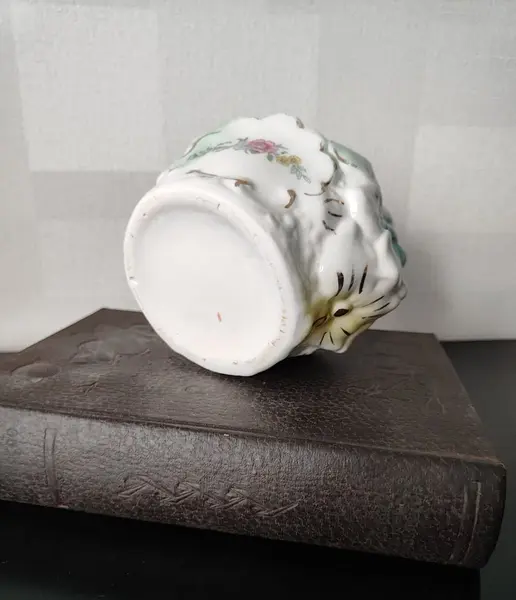 Foto de um(a) Mini Floreira Porcelana Brasileira, Década de 1940, da categoria de Cachepot. Floreira em porcelana policromada brasileira com flores em relevo e adesivo floral com acabamento em filetes em ouro, década... Mostrado de uma perspectiva diferente. Vendido no marketplace Trésors.