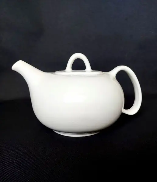 Foto de um(a) Bule White Anos 70, da categoria de Bules. Bule em porcelana branca brasileira, década de 1970. A: 11 cm Diâmetro: 15,7 cm Peso: 757 g. Mostrado de uma perspectiva diferente. Vendido no marketplace Trésors.