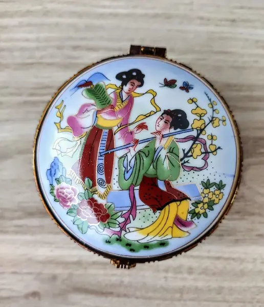 Foto de um(a) Porta Jóias Japanese Anos 90, da categoria de Porta-Jóias. Porta jóia japones em porcelana policromada e fecho em latão oxidado, década de 1990 A: 4,5 cm Diâmetro: 7,5 cm peso: 147 g. Mostrado de uma perspectiva diferente. Vendido no marketplace Trésors.