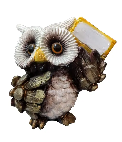 Foto de um(a) Coruja Resina anos 90, da categoria de Modelos e estatuetas. Coruja em resina policromada e olhos de vidro, década de 1990 A: 13,5 cm L: 11,5 cm P: 8,5 cm peso: 424 g. Vendido no marketplace Trésors.