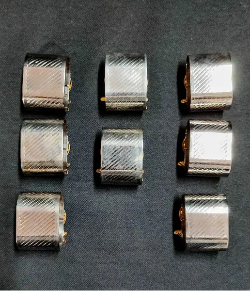 Foto de um(a) Combo Porta Guardanapos Niquelados, Década de 1980, da categoria de Anel para guardanapo. Combo com 8 unidades de porta guardanapo niquelado com tope dourado sobreposto, década de 1980. Medidas: 3,5 x 5 x 3 cm. Mostrado de uma perspectiva diferente. Vendido no marketplace Trésors.