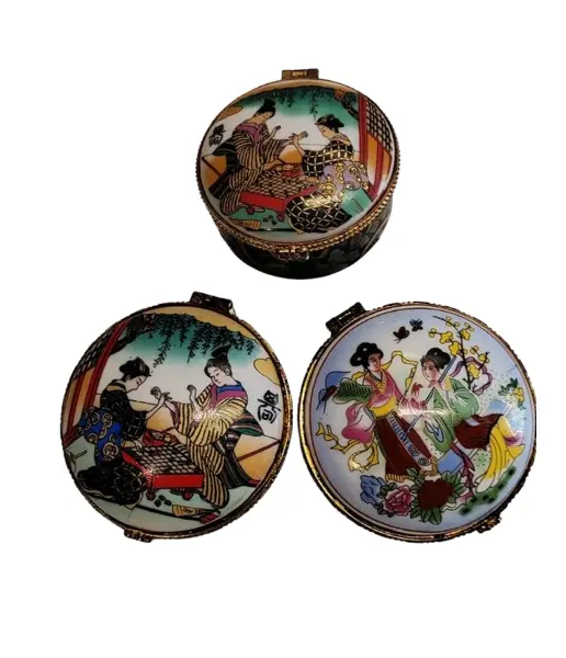 Foto de um(a) Combo com Três Caixas em Porcelana Estampa Cenas Japonesas, Década de 1980, da categoria de Cestos e Caixas. Combo com três caixas em porcelana. Estampas com cenas japonesas, gueixas e flores. Fecho dourado e contorno da caixa com... Vendido no marketplace Trésors.