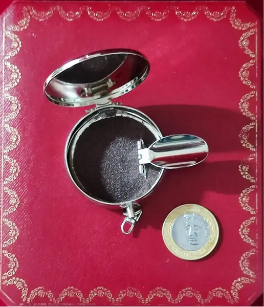Foto de um(a) Cinzeiro de Bolso, Década de 2000, da categoria de Cinzeiros. Cinzeiro de bolsa em metal niquelado e tampa com desenho em baixo relevo. Parte interna com proteção para facilitar a... Mostrado de uma perspectiva diferente. Vendido no marketplace Trésors.