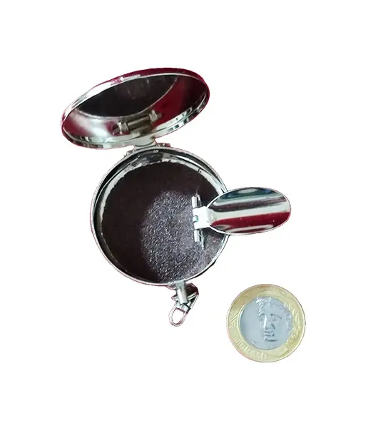 Foto de um(a) Cinzeiro de Bolso, Década de 2000, da categoria de Cinzeiros. Cinzeiro de bolsa em metal niquelado e tampa com desenho em baixo relevo. Parte interna com proteção para facilitar a... Vendido no marketplace Trésors.