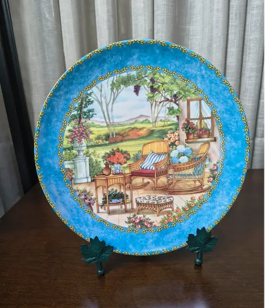 Foto de um(a) Prato Decorativo Porcelana Alemã Gloria Bavaria - Coleção Provence "Ice Tea", da categoria de Pratos Decorativos. Exclusivo prato decorativo em legítima porcelana de alta qualidade (Fine Porcelain), produzido pela tradicional manufatura... Mostrado de uma perspectiva diferente. Vendido no marketplace Trésors.