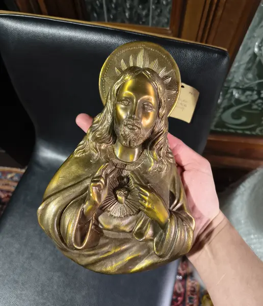 Foto de um(a) Imagem de Jesus em metal para pendurar, da categoria de Objetos religiosos e espirituais. Linda imagem do Sagrado Coração de Jesus em metal envelhecido para pendurar na parede. Rica em detalhes e expressão. Mede:A... Mostrado de uma perspectiva diferente. Vendido no marketplace Trésors.