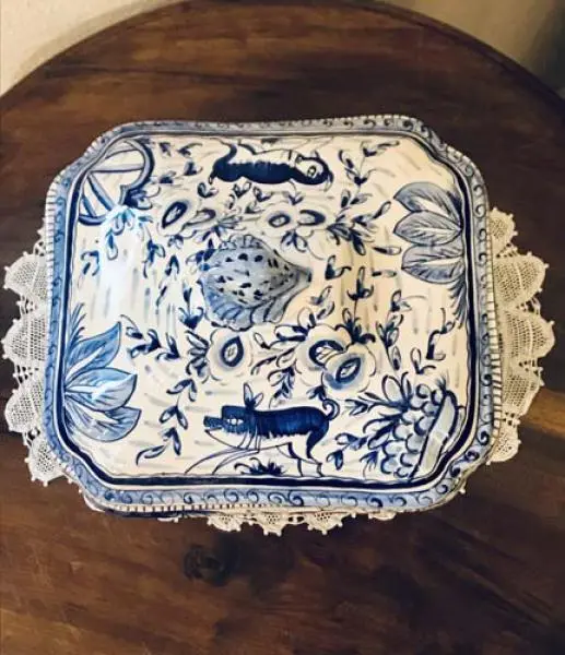 Foto de um(a) Centro de mesa em porcelana assinada Luiz Salvador, da categoria de Centro de mesa. Elegante e raro centro de mesa com tampa e pega em porcelana pintada a mão Luiz Salvador 20A x 28C x 22L assinada e em... Mostrado de uma perspectiva diferente. Vendido no marketplace Trésors.