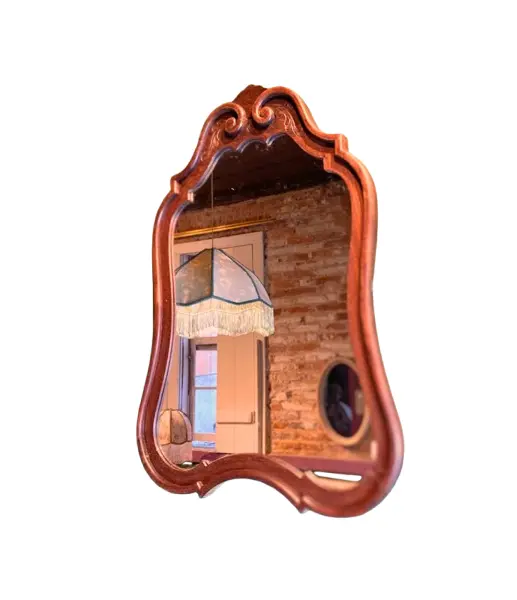 Foto de um(a) Espelho Clássico, da categoria de Espelhos. Moldura esculpida em madeira nobre com leves detalhes entalhados. Vendido no marketplace Trésors.