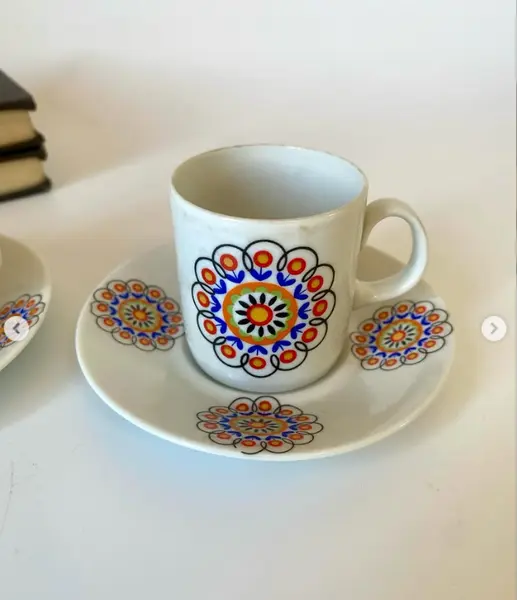 Foto de um(a) Dupla de xícaras, da categoria de Xícaras. Dupla de xícaras de cafezinho em porcelana, Steatita. 5 cm de altura. Pires: 10,5 cm de diâmetro. Mostrado de uma perspectiva diferente. Vendido no marketplace Trésors.
