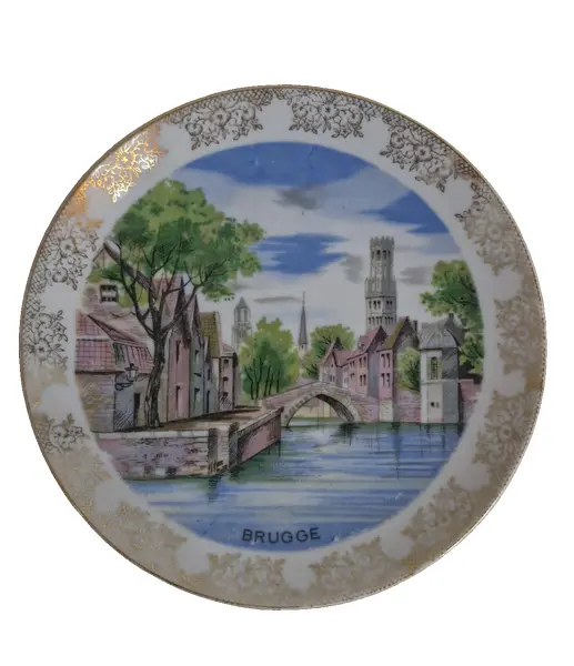 Foto de um(a) Lindo prato de coleção em porcelana, da categoria de Pratos Decorativos. Lindíssimo prato em porcelana, que apresenta uma pintura cênica de Bruges, na Bélgica, destacando um de seus famosos canais... Vendido no marketplace Trésors.