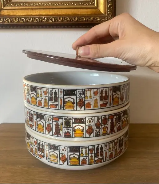 Foto de um(a) Marmiteiro de porcelana, da categoria de Garrafas, potes e jarros. Marmiteiro em porcelana e tampa em madeira, com 3 andares. * Um dos recipientes apresenta um fio de cabelo 17 cm de diâmetro... Mostrado de uma perspectiva diferente. Vendido no marketplace Trésors.