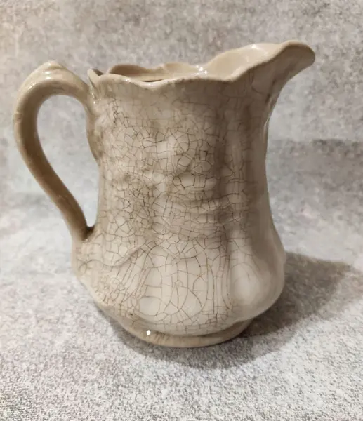 Foto de um(a) Cremeira Inglesa Meakin Hanley England Anos 20, da categoria de Cremeiras. Cremeira inglesa em porcelana branca com trigos em relevo e com craquelamento e envelhecimento natural, década de 1920.... Mostrado de uma perspectiva diferente. Vendido no marketplace Trésors.