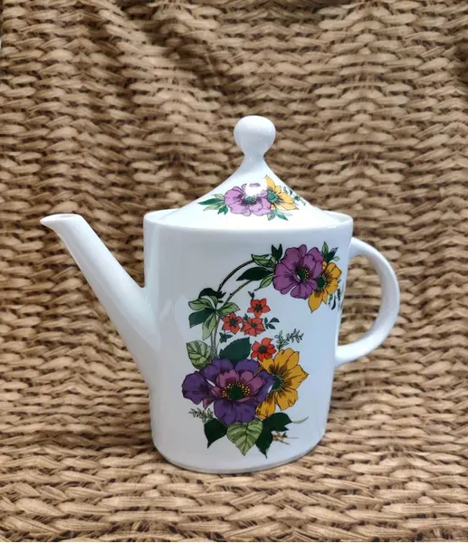 Foto de um(a) Bule Porcelana Steatita com Estampa Floral Policromada, Década de 1970, da categoria de Bules. Bule porcelana steatita com estampa floral policromada, decada de 1970. A: 21,5 cm / L: 13 cm / C do bico até a alça: 23,5... Mostrado de uma perspectiva diferente. Vendido no marketplace Trésors.