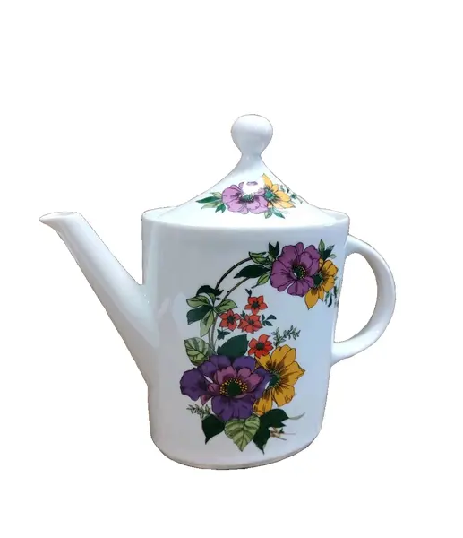 Foto de um(a) Bule Porcelana Steatita com Estampa Floral Policromada, Década de 1970, da categoria de Bules. Bule porcelana steatita com estampa floral policromada, decada de 1970. A: 21,5 cm / L: 13 cm / C do bico até a alça: 23,5... Vendido no marketplace Trésors.