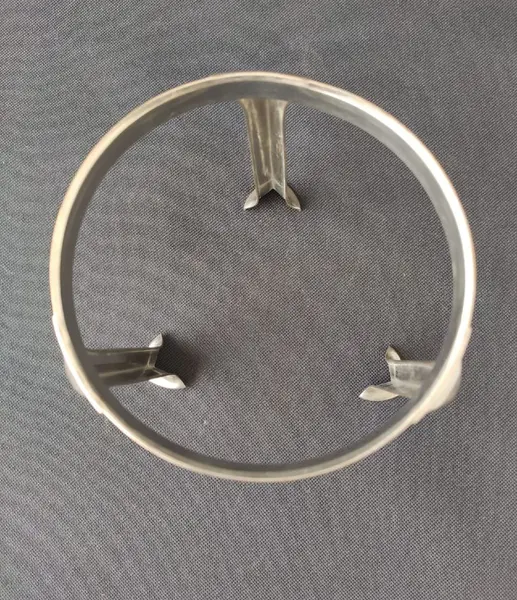 Foto de um(a) Esfera Red Anos 90, da categoria de Outros objetos decorativos. Esfera em cerâmica na cor vermelha, década de 1990.Diametro: 13 cm / peso 378 g Suporte em latão com banho de níquel:... Mostrado de uma perspectiva diferente. Vendido no marketplace Trésors.