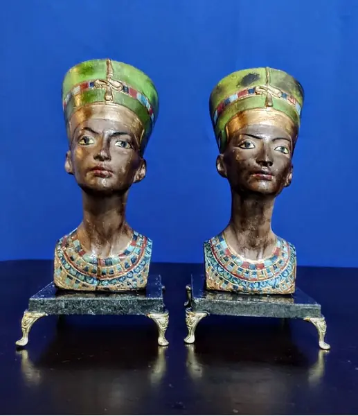 Foto de um(a) Escultura Nefertiti em resina anos 80, da categoria de Escultura. Escultura em resina policromada de Nefertiti com base em granito e pés em metal dourado, década de 1980 (a base é atual)... Mostrado de uma perspectiva diferente. Vendido no marketplace Trésors.