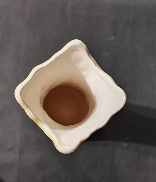 Foto de um(a) Vaso em Cerâmica Estilo Art Déco, Década de 1940, da categoria de Vasos. Vaso em cerâmica verde e amarela e pequenas alças, estilo art deco tardio lembrando folhas, anos 1940. Não apresenta marca... Mostrado de uma perspectiva diferente. Vendido no marketplace Trésors.