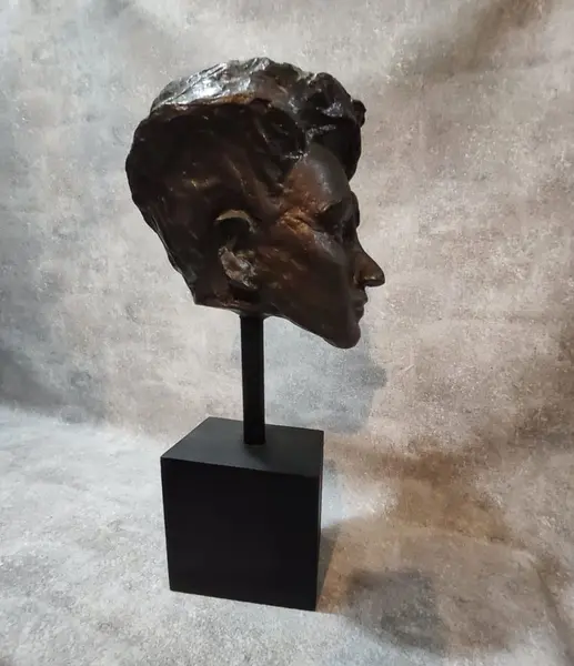 Foto de um(a) Busto Frida Kahlo 00'S, da categoria de Escultura. Busto Frida Kahlo em técnica mista com pátina bronze oxidado e envelhecida, base cubo em madeira ebanizada peça única... Mostrado de uma perspectiva diferente. Vendido no marketplace Trésors.