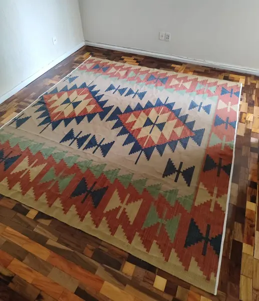 Foto de um(a) Tapete Kilim Paquistanês, Década de 1980, da categoria de Tapetes. Tapete kilim paquistanês antigo com motivo geométrico, década de 1980. Medidas: 2,37m x 2,56m. Mostrado de uma perspectiva diferente. Vendido no marketplace Trésors.
