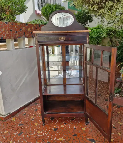 Foto de um(a) ​Belissima e antiga cristaleira vitrine em madeira nobre ao estilo Art Nouveau, da categoria de Cristaleiras. Belíssima e antiga cristaleira vitrine em madeira nobre, comumente associada ao estilo Art Nouveau ou mobiliário clássico... Mostrado de uma perspectiva diferente. Vendido no marketplace Trésors.