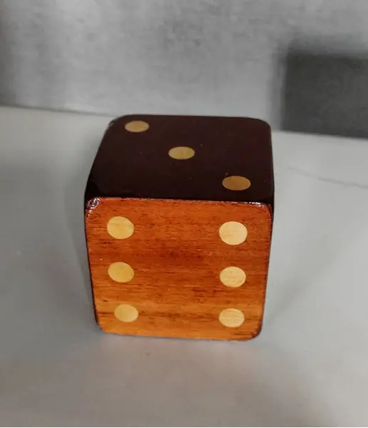 Foto de um(a) Dado em Madeira Marchetada, Década de 1980, da categoria de Pesos de papel. Dado de mesa em madeira marchetada cedro e marfim, década de 1980 internamente tem uma bolinha que faz barulho. Ideal para... Mostrado de uma perspectiva diferente. Vendido no marketplace Trésors.