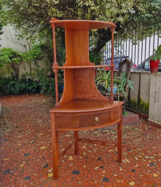 Foto de um(a) Armário de canto estilo Georgian ou Regenc, da categoria de Armários e armazenamento. Esta peça é um armário de canto estilo Georgian ou Regenc, apresenta formato triangular para encaixe perfeito em cantos, com... Mostrado de uma perspectiva diferente. Vendido no marketplace Trésors.