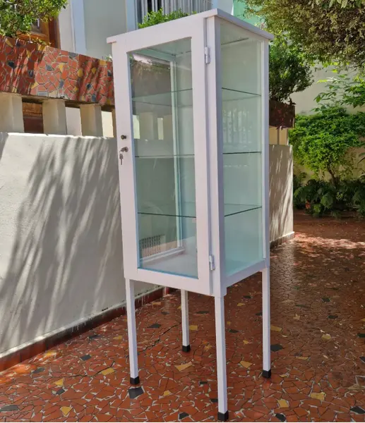 Foto de um(a) ​Armário vitrine hospitalar antigo - "farmacinha", da categoria de Armários e armazenamento. Armário vitrine hospitalar antigo, também muito conhecido popularmente como cristaleira de farmácia vintage ou... Mostrado de uma perspectiva diferente. Vendido no marketplace Trésors.