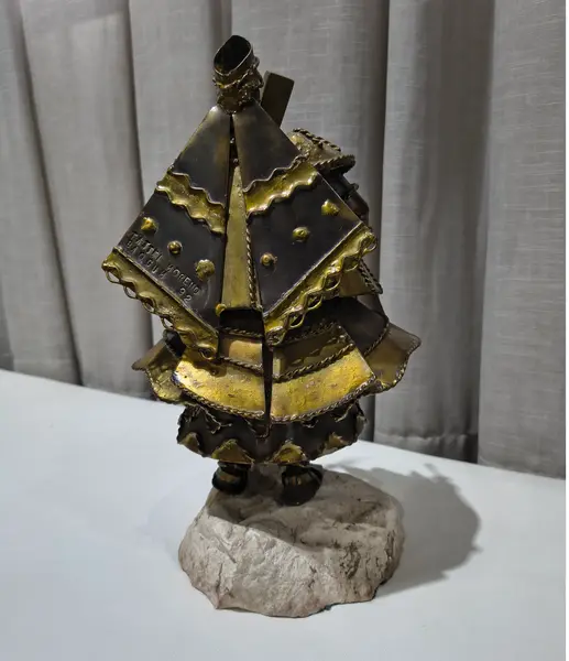 Foto de um(a) Imponente Escultura de Orixá – Tatti Moreno (1992), da categoria de Escultura. À venda uma magnífica e imponente escultura do renomado artista plástico baiano Tatti Moreno (1944-2022). Confeccionada em... Mostrado de uma perspectiva diferente. Vendido no marketplace Trésors.