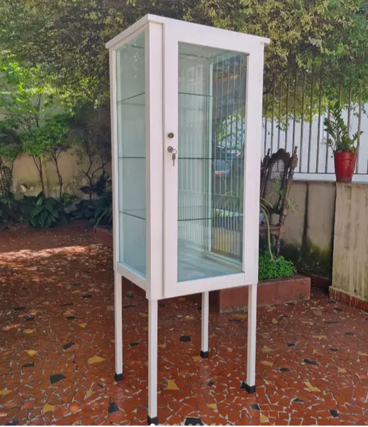 Foto de um(a) ​Armário vitrine hospitalar antigo - "farmacinha", da categoria de Armários e armazenamento. Armário vitrine hospitalar antigo, também muito conhecido popularmente como cristaleira de farmácia vintage ou... Mostrado de uma perspectiva diferente. Vendido no marketplace Trésors.