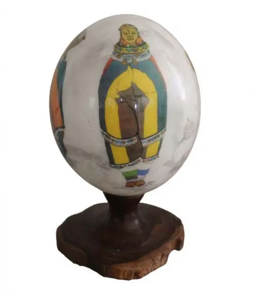 Foto de um(a) Ovo de avestruz com técnica decoupage, da categoria de Escultura. Belo ovo de avestruz com técnica decoupage , decorado com figuras africanas em trajes típicos. Apresenta sólida base de... Vendido no marketplace Trésors.